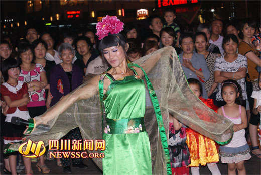 <em>男子</em>从小挨饿身似<em>女人</em> 表演<em>反串</em>被骂人妖(图)_