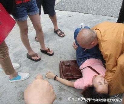 信任危机-网络热议“和尚路救昏倒女大学生”视频引发信任危机