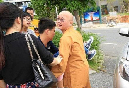 信任危机-网络热议“和尚路救昏倒女大学生”视频引发信任危机