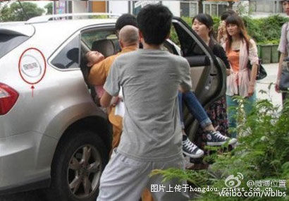 信任危机-网络热议“和尚路救昏倒女大学生”视频引发信任危机