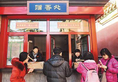中国佛教协会-中国佛教协会号召抵制烧高价香 雍和宫已实行赠香