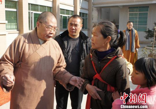 村民遇车祸缺钱医治南华寺方丈现场化缘救济（图）