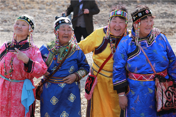 黑龙江畔鄂伦春族祭神仪式 最后的萨满开江祈