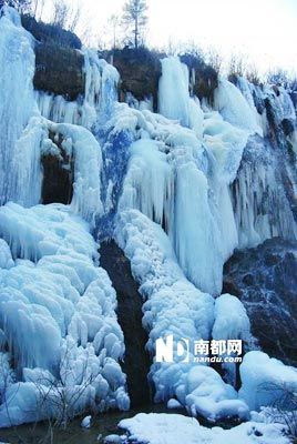 诺日朗瀑布往日湍急的流水结成了冰幔，犹如溶洞中的钟乳石一般。