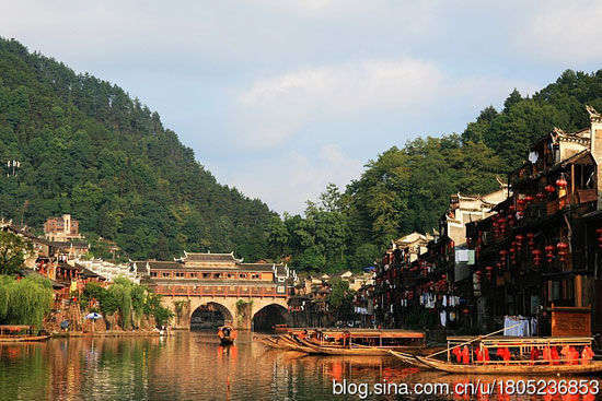 新浪旅游配图：凤凰古城依山傍水 图：木棉的新浪博客l