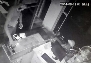 徐州 | 为防监控 <em>男子内裤套头</em>偷手机被抓个现行