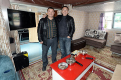 重庆男子将货车改成别墅