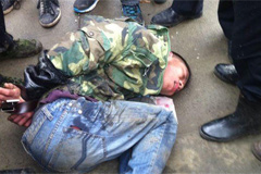 男子驾改装车偷油、抢劫、逆行冲卡