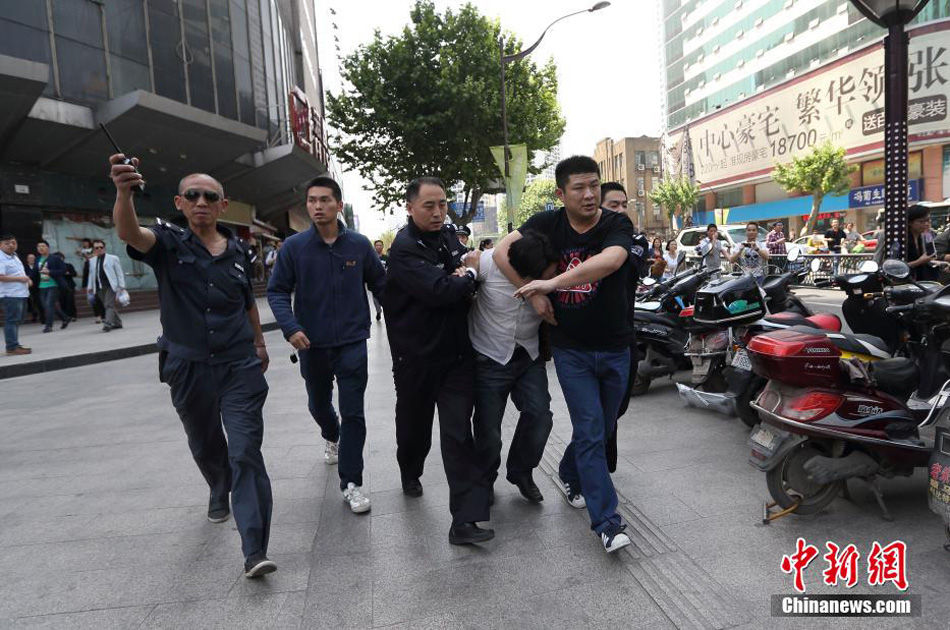 南京银行劫持人质男子被抓