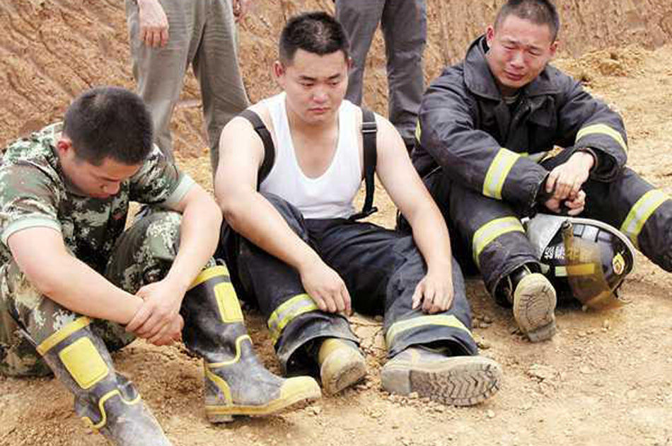 高清图—湖北安陆东城开发区发展二路工地塌方3名消防员牺牲
