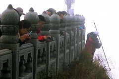 峨眉环卫工：不足1米宽悬崖边工作