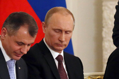 克里米亚领导人签署入俄条约画面