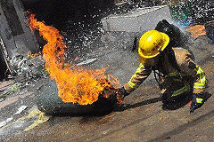 温州消防员抢出着火煤气罐