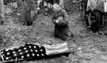 美国牧师为冲绳之战中死去的美军士兵祈祷