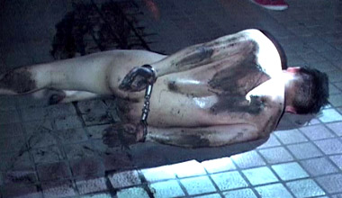 南京男子砸豪车砸银行 被警方制服