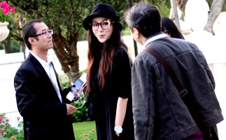 韩雪选购亿元豪宅 众人贴身随侍