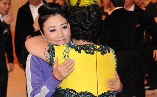 [高清]薛家燕强忍伤心录节目 汪明荃拥抱安慰