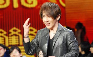 [高清]刘谦现身春晚首次带妆彩排 献绝活