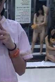 一女子澡堂玩自拍