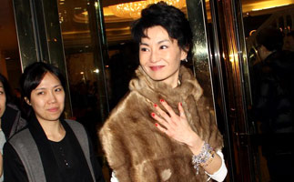 [高清]张曼玉出席活动 穿皮草挎名包贵气十足 