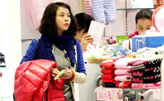 [独家]杨若兮小腹微隆疑似怀孕 素颜逛街选童装