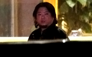 [独家]高晓松独自做按摩 出门左顾右盼找座驾