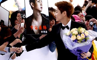 [高清]东方风云榜颁奖 李准基服役归来亮相红毯