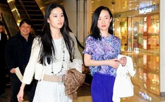 [图集]霍思燕不理和富商分手传言 约刘亦菲散心