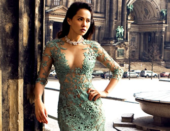 43岁伊能静穿镂空装拍写真