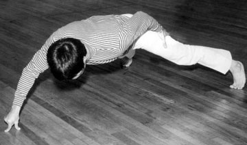 功夫巨星李小龙用二指禅做俯卧撑旧照