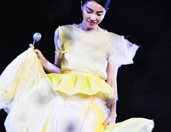 王菲大连开演唱会 向歌迷撒娇