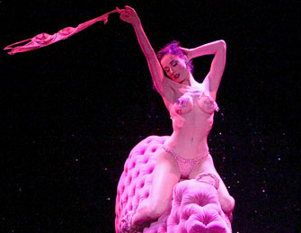 脱衣舞娘蒂塔-万提斯当众抛内衣