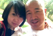 王小利与现任妻子恩爱近照曝光