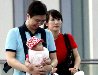 李念与富豪老公抱爱女现身机场