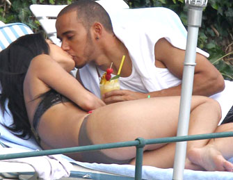 女歌手与男友海边激吻被拍