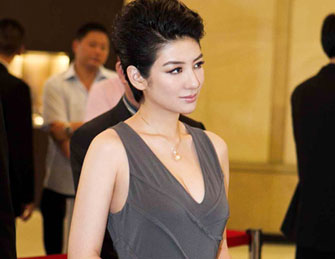 黄奕优雅亮相时装杂志美妆节