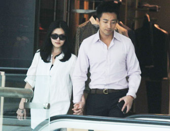  大S与汪小菲牵手恩爱逛街 