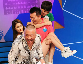 黄健翔节目现场与女星亲密互动