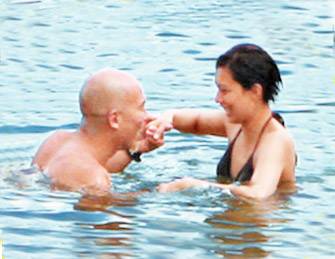  独家：港姐朱慧敏与男友戏水被拍