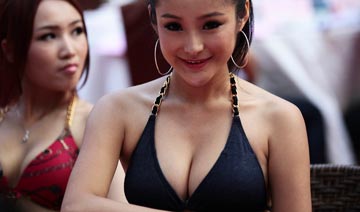 中日韩三国佳丽比基尼亮相海南 争超级美女头衔
