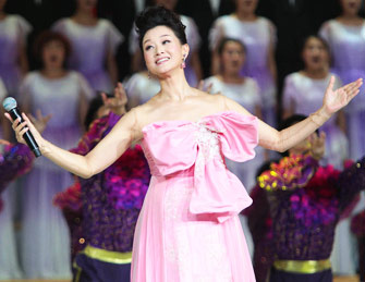 宋祖英粉裙优雅献歌音乐会