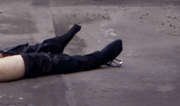 因经济拮据 上海一市民广场坠亡