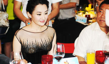 许晴透视装亮相慈善晚宴