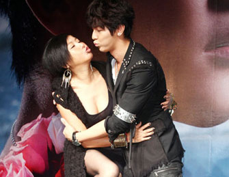 汪东城与47岁蓝心湄拥吻