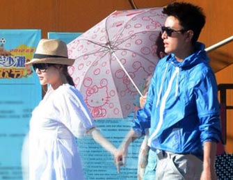 李小璐大肚与贾乃亮牵手逛公园 