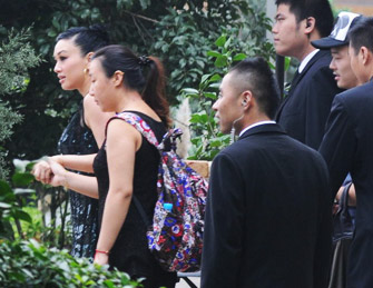 钟丽缇现身获助理搀扶似女王