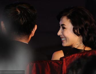 张柏芝出席活动与神秘男子热聊