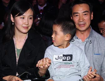 58岁寇振海携娇妻儿子看秀