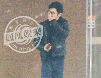 独家：撒贝宁捂脸走出央视大楼