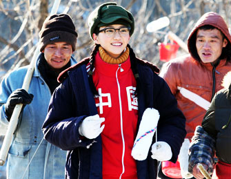 景甜新片变身“最美村官”